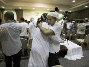 Dubai Reverts Take First Steps Into Islam
